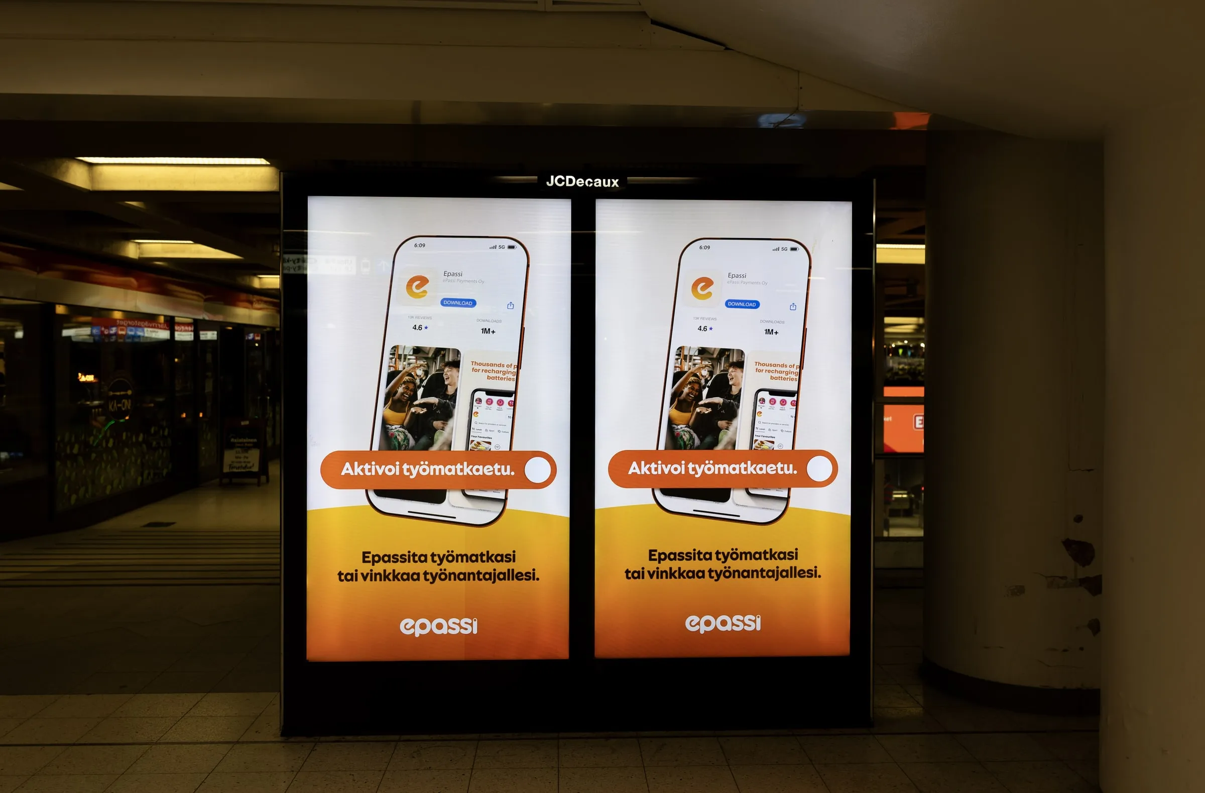 Digitaalinen mainosnäyttö metroasemalla, Työmatkaetu-kampanja