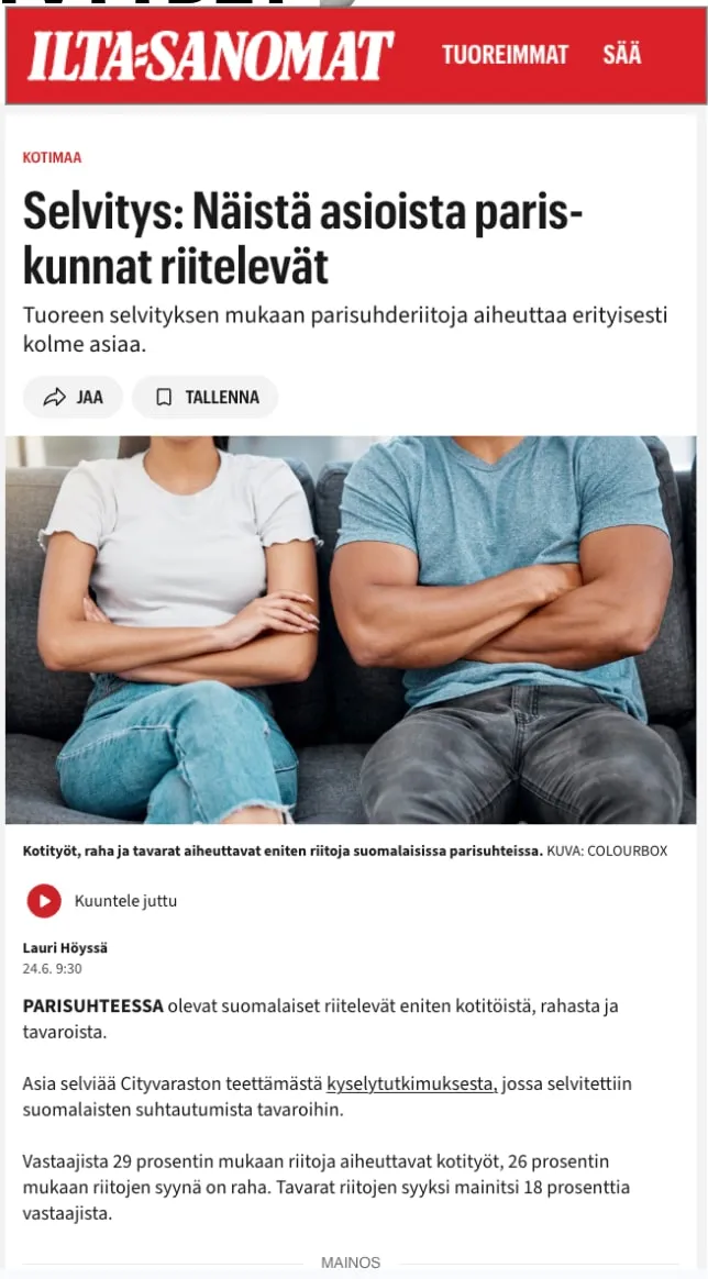 Ilta-Sanomien verkkouutinen "Selvitys: Näistä asioista pariskunnat riitelevät", kuvassa pariskunta sohvalla kädet puuskassa