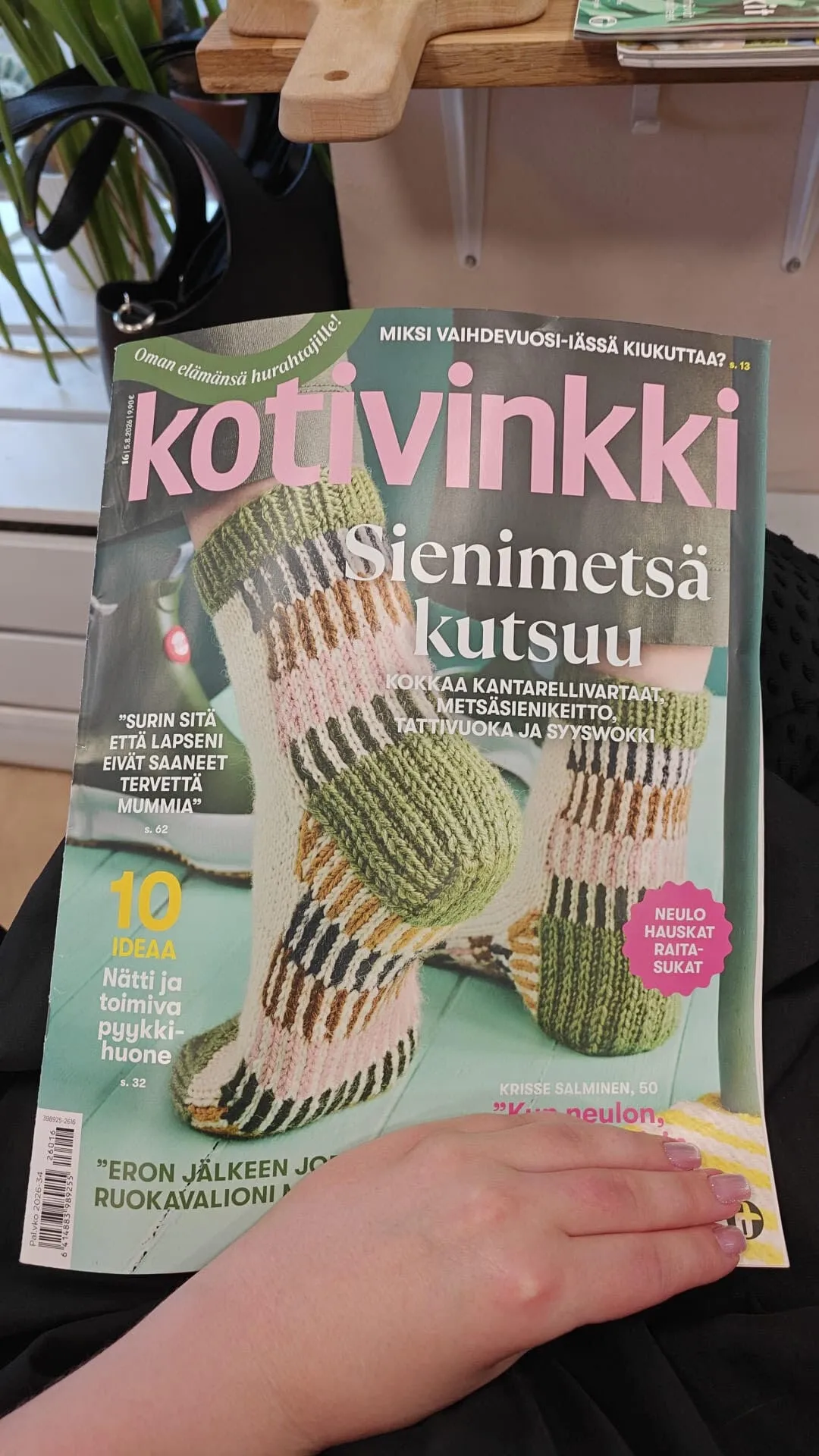 Kotivinkki-lehti kädessä kampaamon odotustilassa