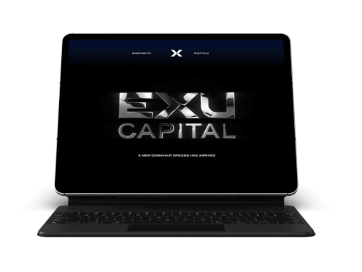 Kannettava tietokone, jonka ruudulla EXU Capitalin logo