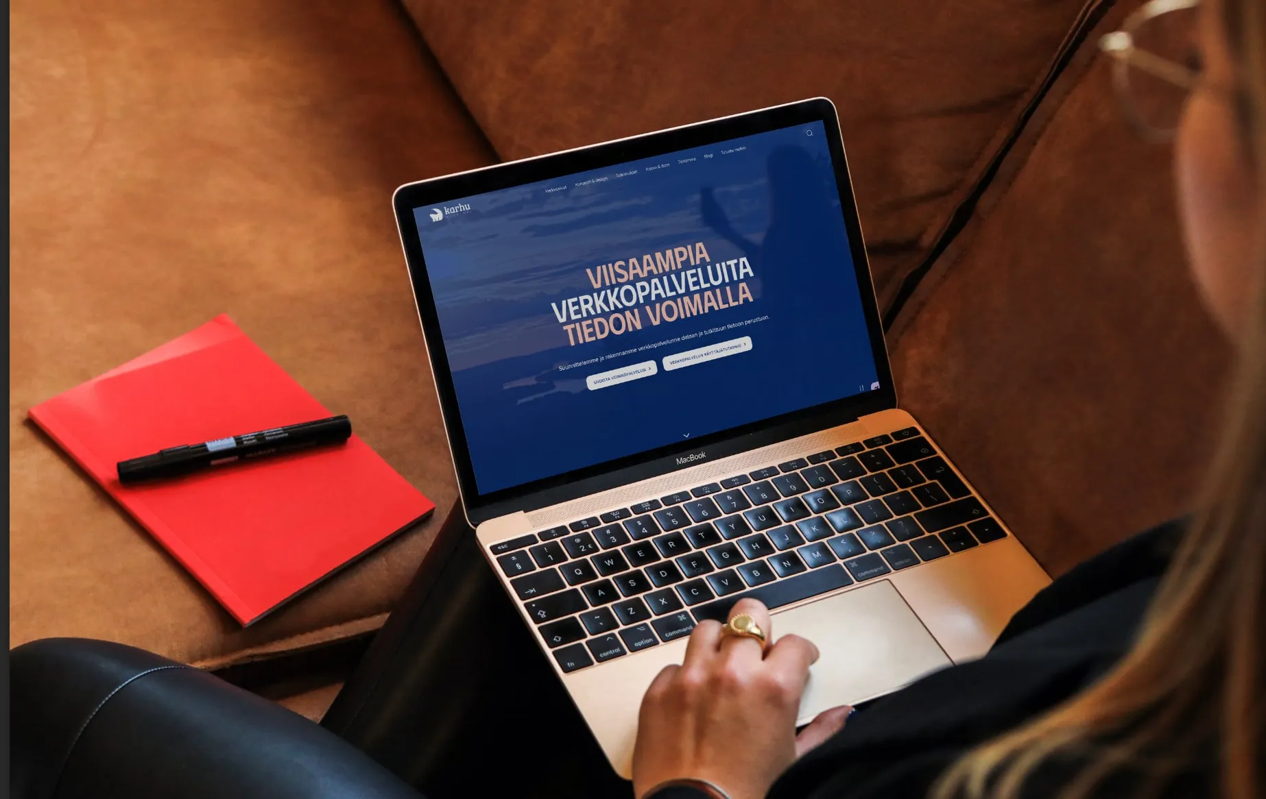 Kannettava tietokone, jonka ruudulla Karhu Helsingin verkkosivu ”Viisaampia verkkopalveluita tiedon voimalla”