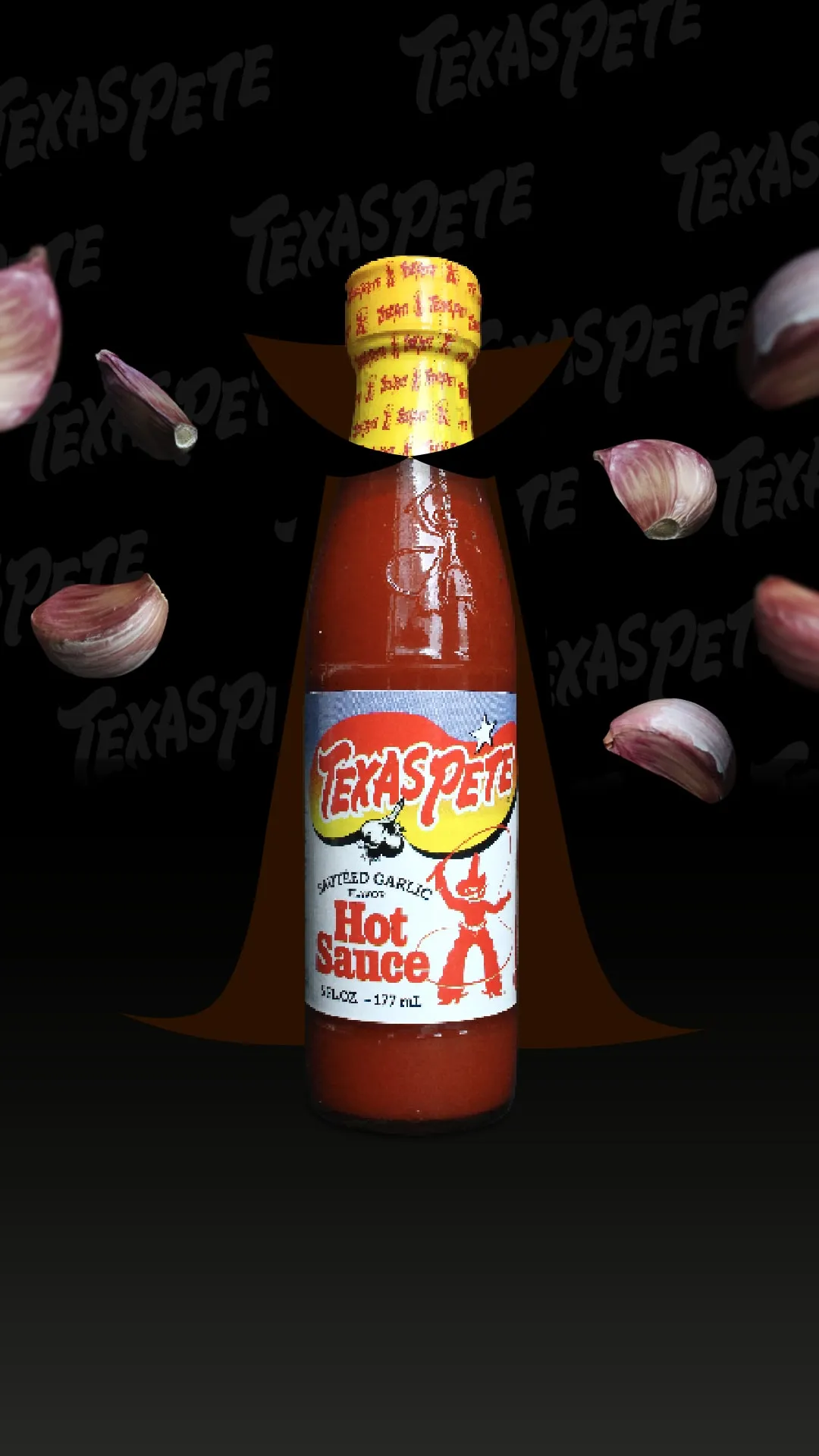 Texas Pete Hot Sauce -pullo mustalla pohjalla valkosipulinkynsien keskellä
