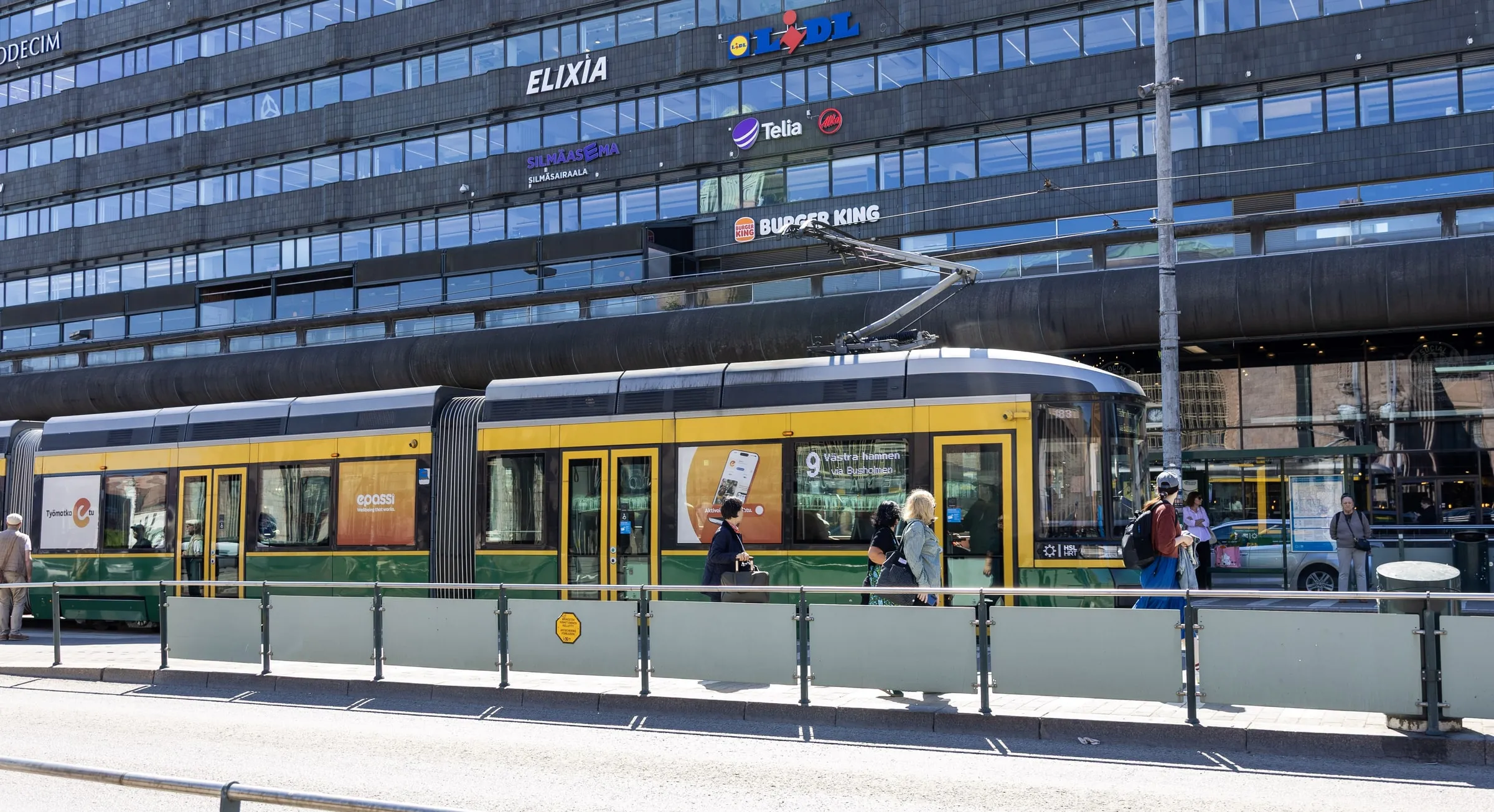 Keltavihreä raitiovaunu Epassin mainoksilla Hakaniemessä